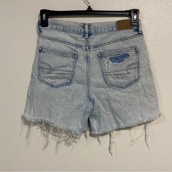American Eagle Shorts Women’s Size 2 Light Wash distressed Denim Mom Shorts - Picture 4 of 14